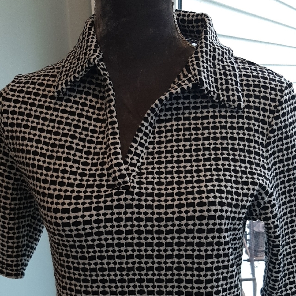 Kim & Cami🖤Black and🤍White Patterned Fitted Top Size M